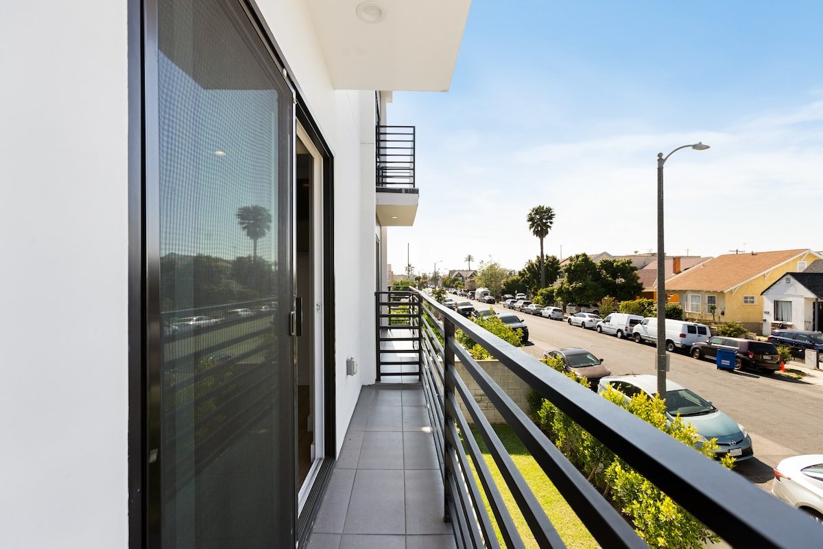 Huge & Comfy LA Family Home gallery image 3