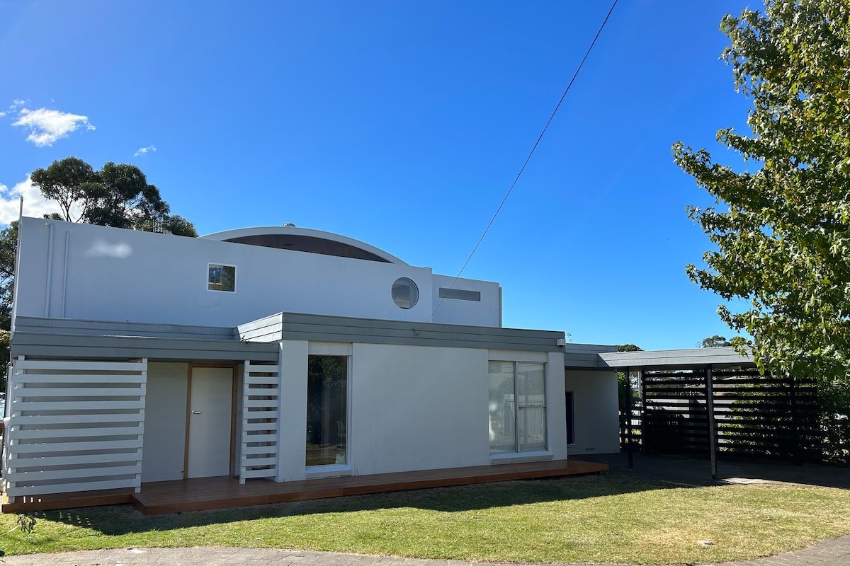 Relaxing Ocean Front Beach House gallery image 5