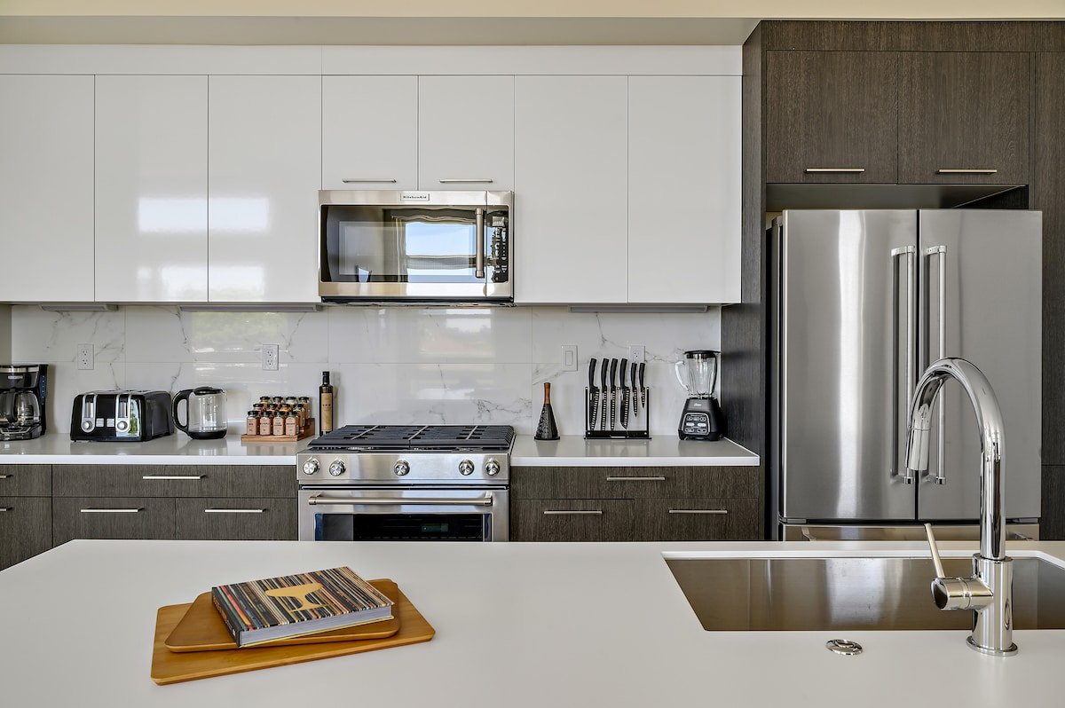 Lofted Living w/ Garage Spot gallery image 4