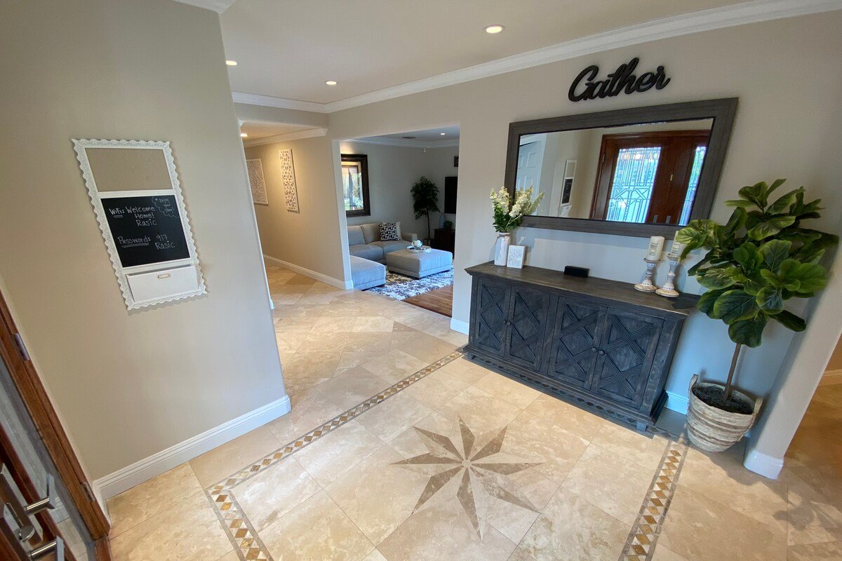 Exquisite Glendale Hills Pool Home with Views!!! gallery image 5