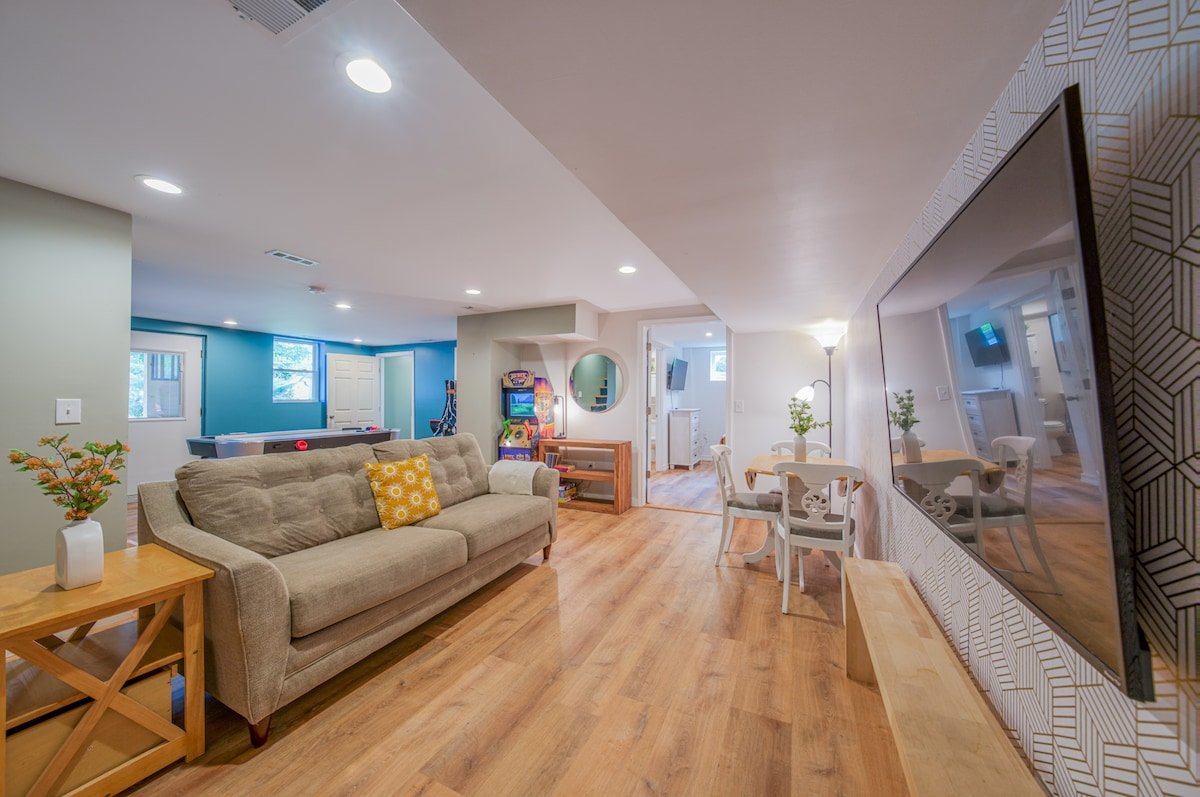 *2 Kings* Hot Tub* Game Room* 5 Miles to Downtown gallery image 4