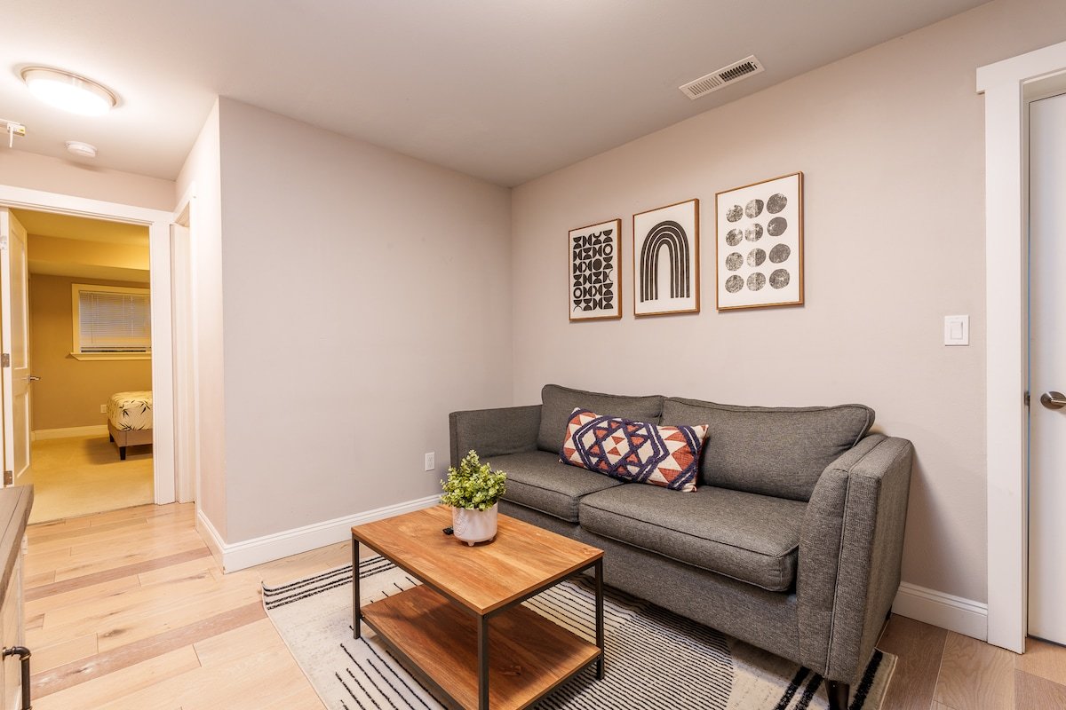 UW -Upgraded Home with 5BR/4Ba/4Parking/EV charger gallery image 3