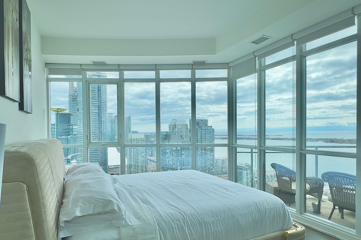 2-storey Penthouse w/2 parking and lake/city views gallery image 4