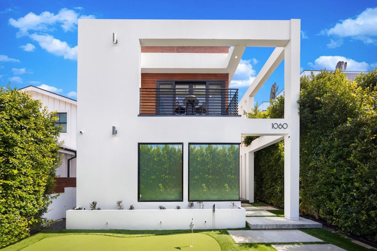 The Palms Pad – arcade, golf, sauna & gym! gallery image 3