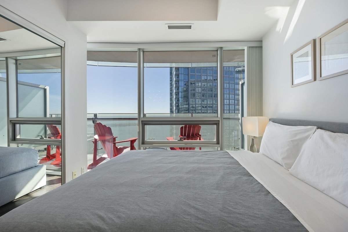 3 Bedroom 2 Bath Waterfront Condo w Free Parking gallery image 5