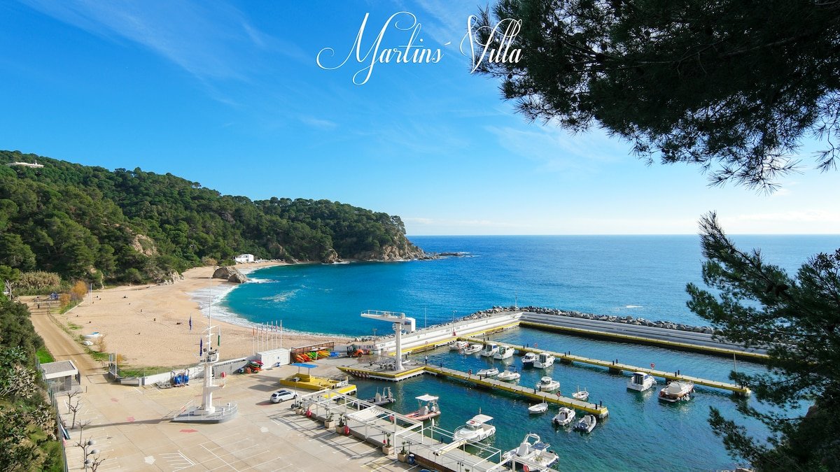 Martin ‘s Villa. House on the beach with pool gallery image 5