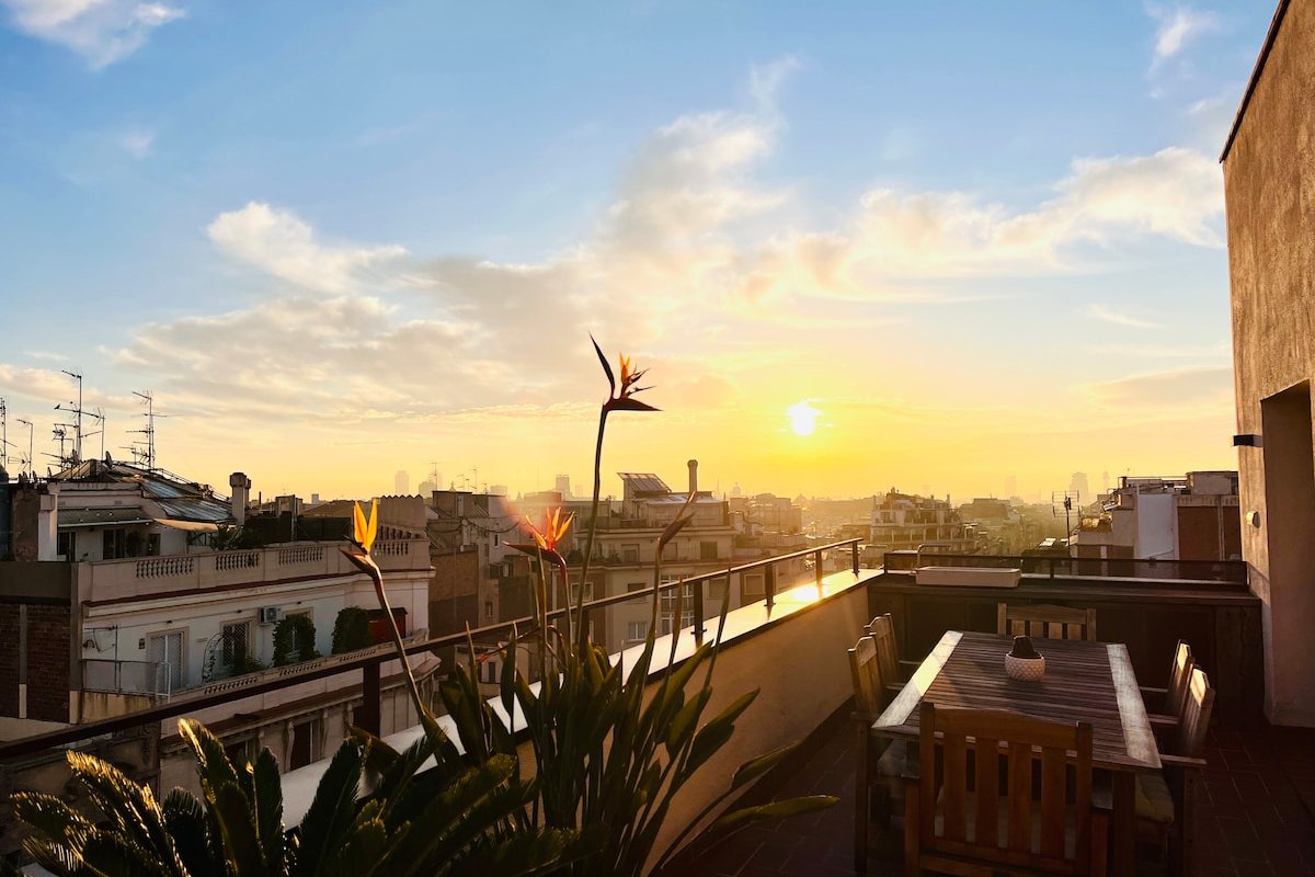 Sophisticated 3-BR Penthouse with Scenic Terraces gallery image 5