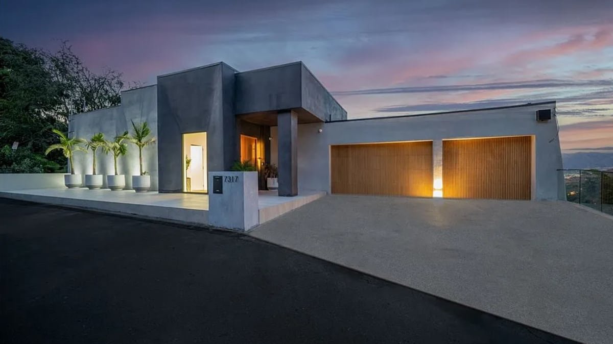 Stunning Hollywood Hills Luxury Retreat with Pool! gallery image 4