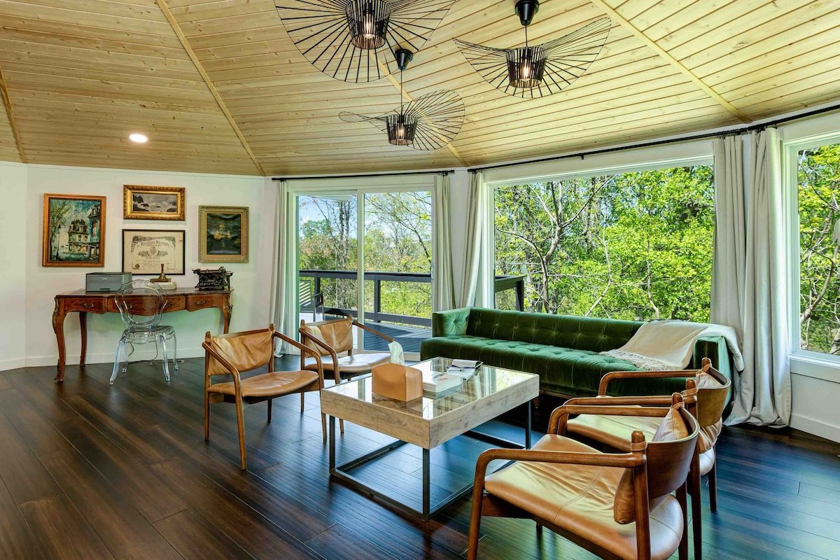 Sophisticated, modern, & unique. 5 miles downtown gallery image 5