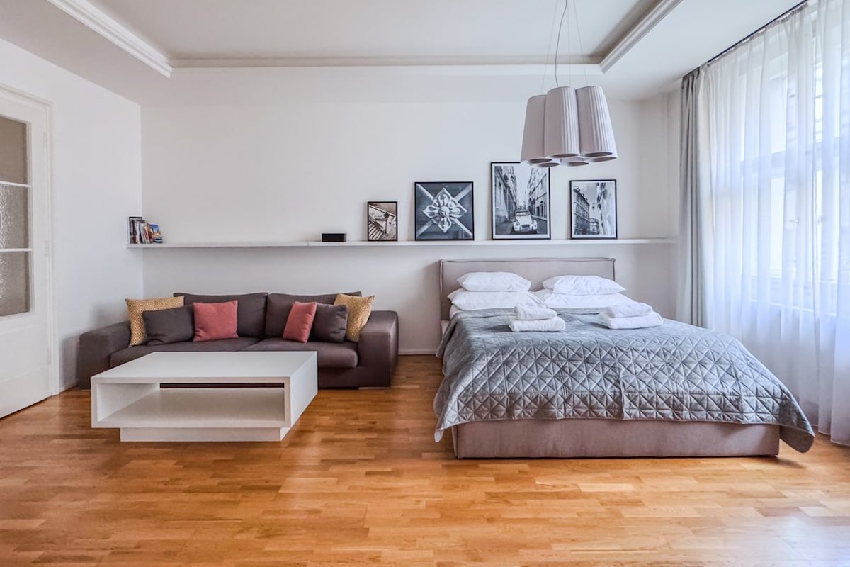 Bright and Modern 3-Bedroom Apartment in Old Town gallery image 3