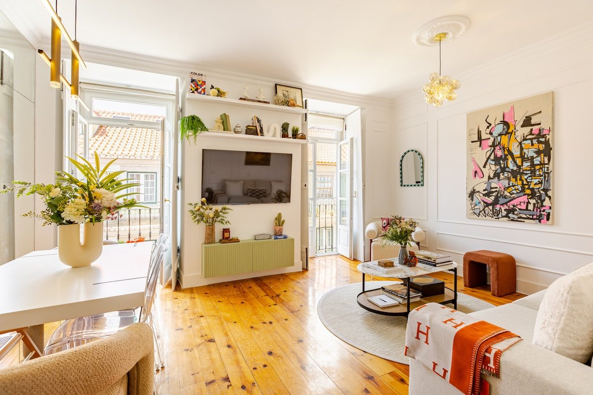 Historic Apt w/Balcony in Baixa (short term lease) gallery image 4