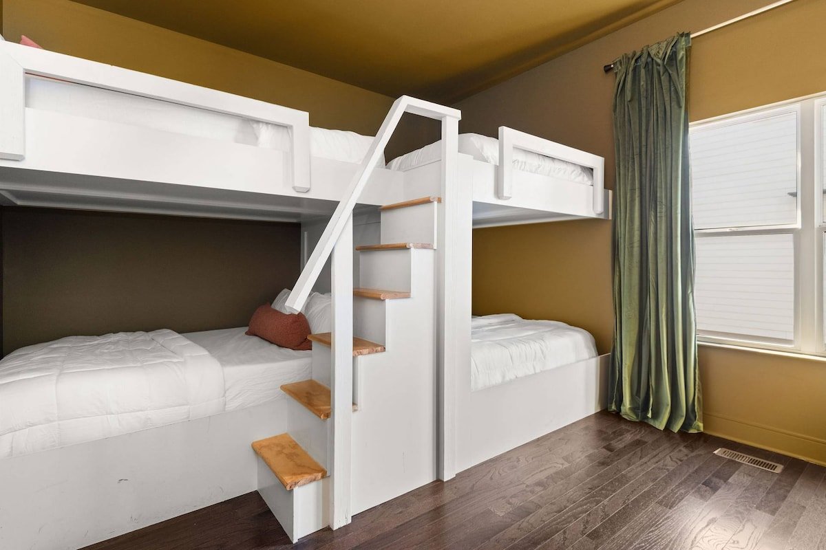 A11 ~ 12 Beds on 12 South in Gulch ~ New Remodel gallery image 5