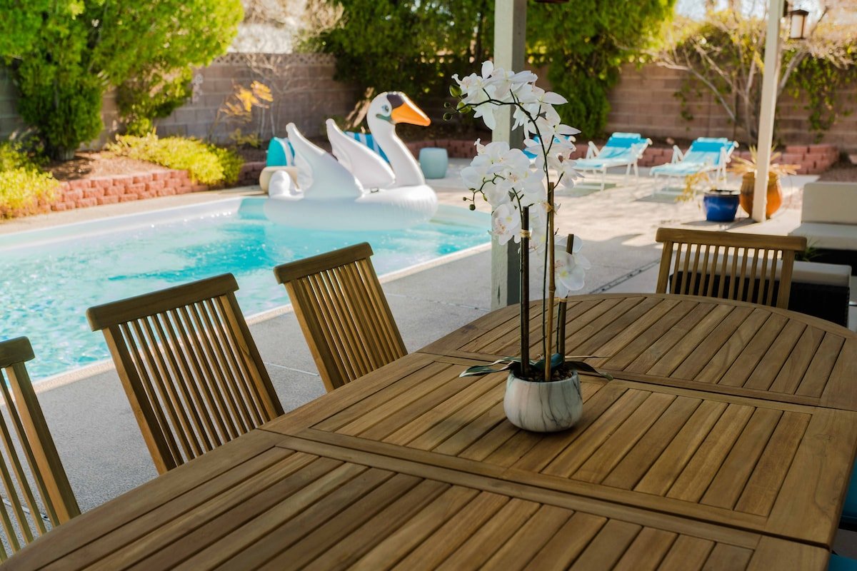 Perfect 4bd/3ba POOL 8min Vegas Strip Conven Ctr! gallery image 3