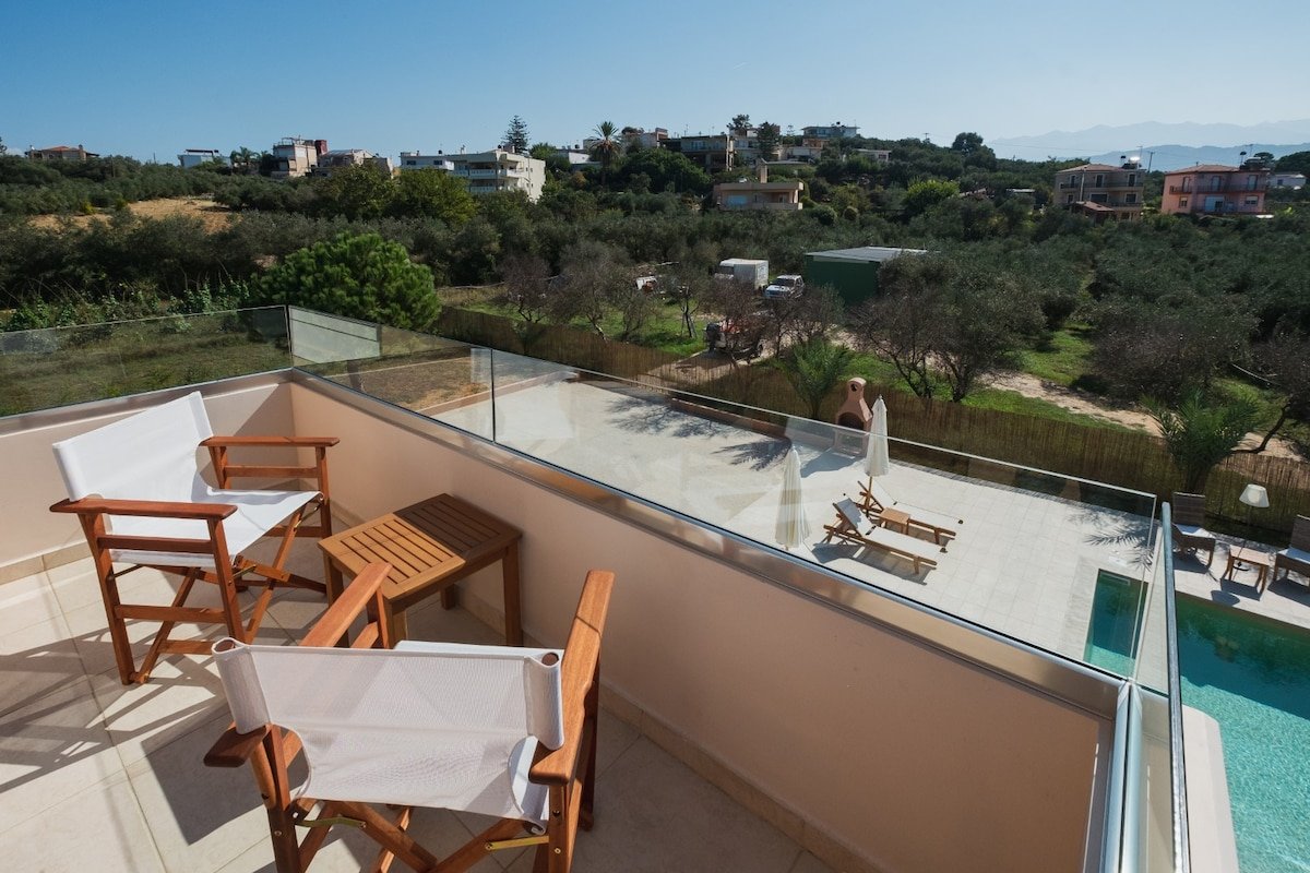 Private Heated pool*Close to the Beach*BBQ & Wifi gallery image 5