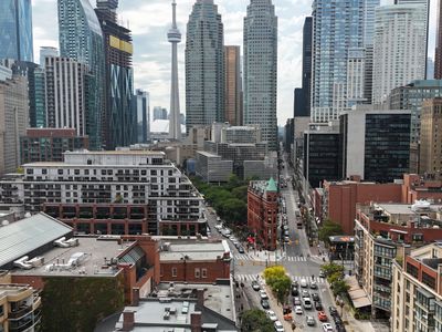 Lively Area Family Size Walk to St Lawrence Market