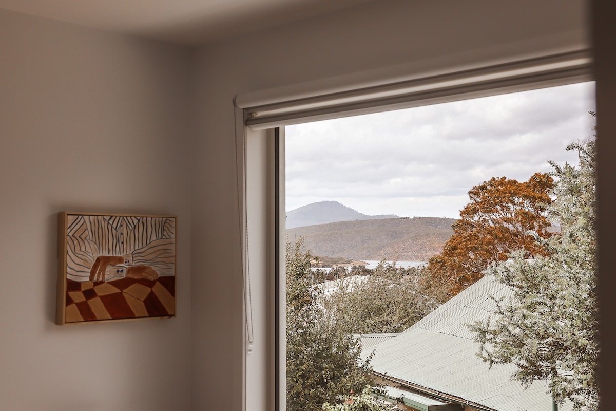 Luxurious home with Calming view in Hobart gallery image 5