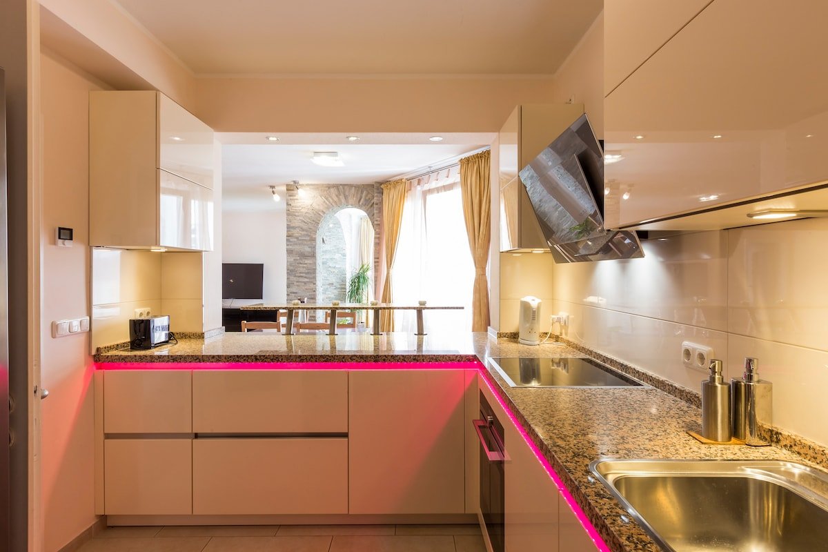 LEGAL and central Luxury Apt., underfloor heating gallery image 4