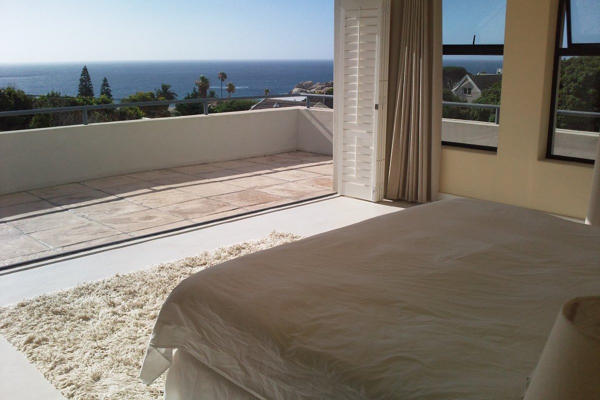 Llandudno Beach Walk. 2 min to beach. gallery image 5