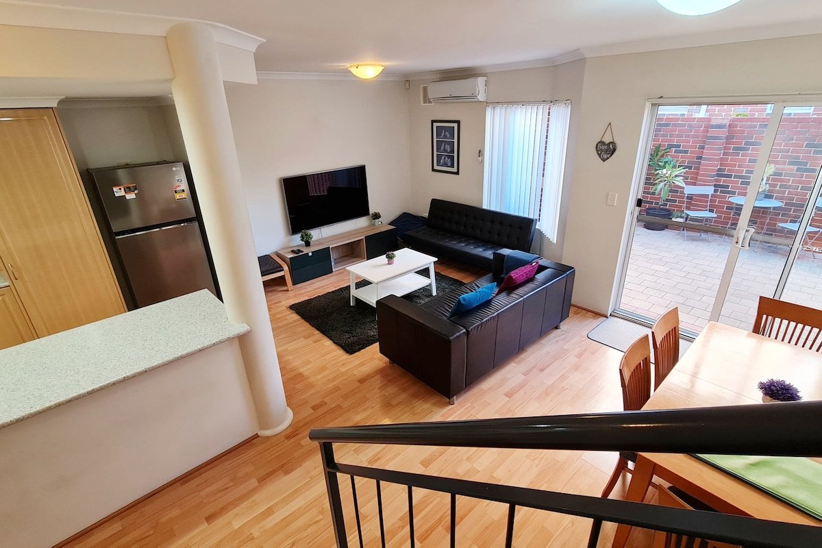 Central Vic Pk 2 townhouses 6×4+4 carparks+500mbps gallery image 5