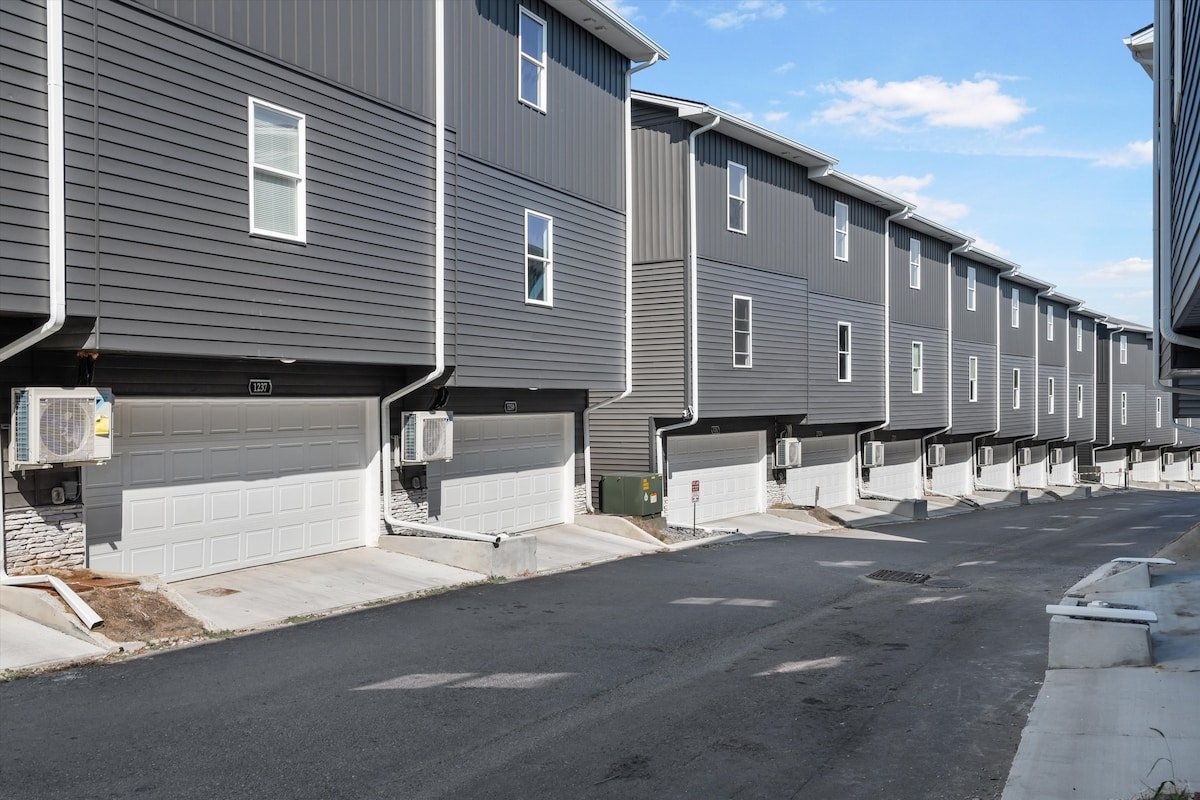 Massive 3 bedroom home close to downtown! gallery image 3