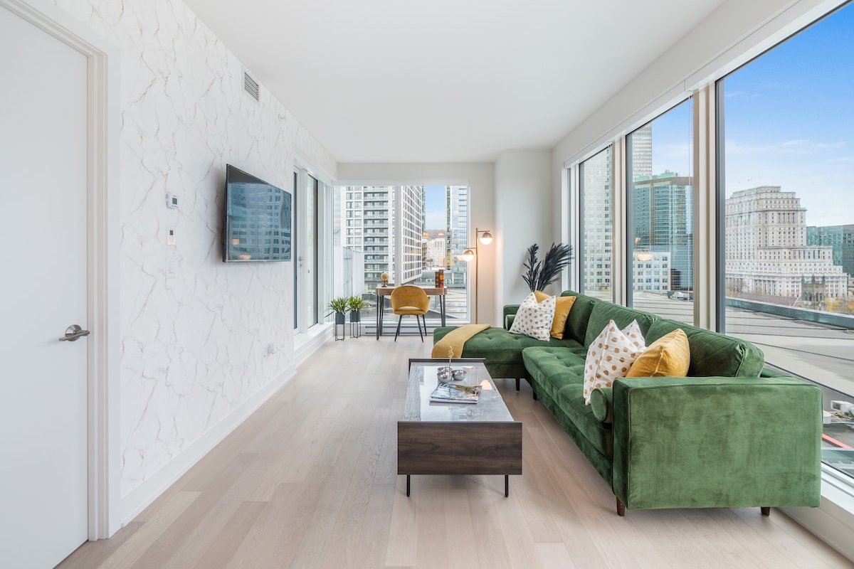 Sleek 2BR + Study in the Entertainment District gallery image 3