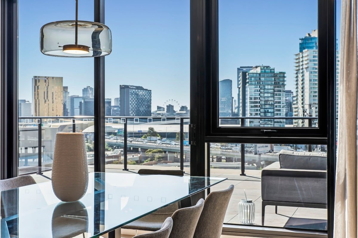 Spectacular Penthouse with City and Bay Views 901 gallery image 2