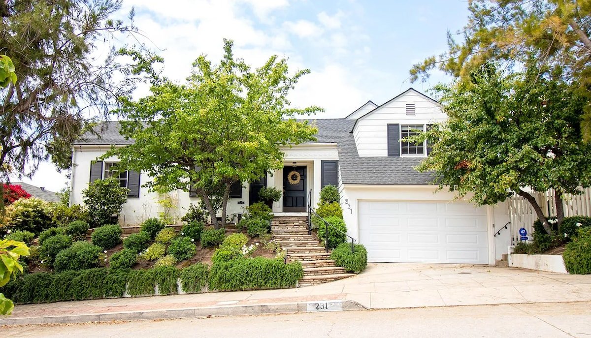 Entire home near UCLA! gallery image 2