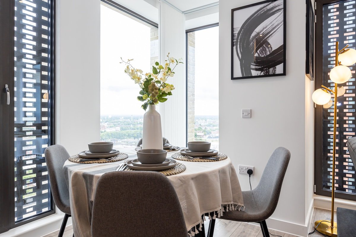 Highrise Heaven| Luxe 2BR City Centre Apartment gallery image 3