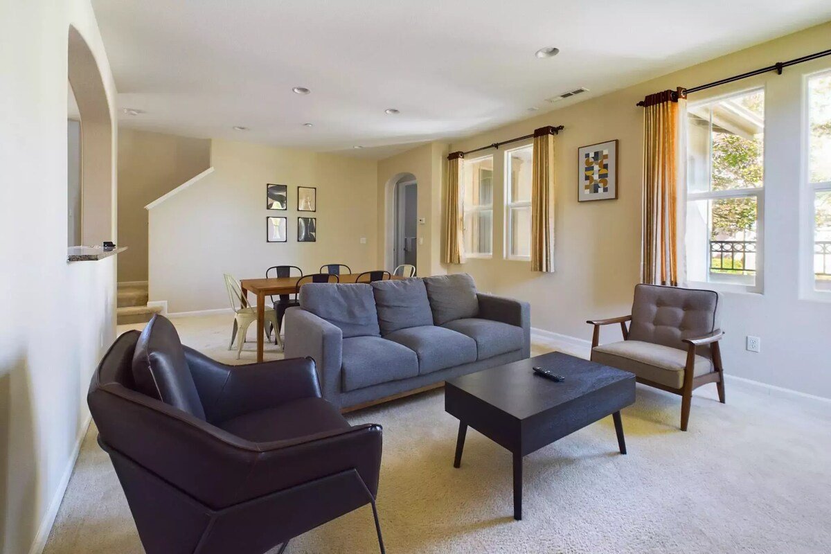 NEW! Bright 3b/2.5ba Silicon Valley home w/garage gallery image 2