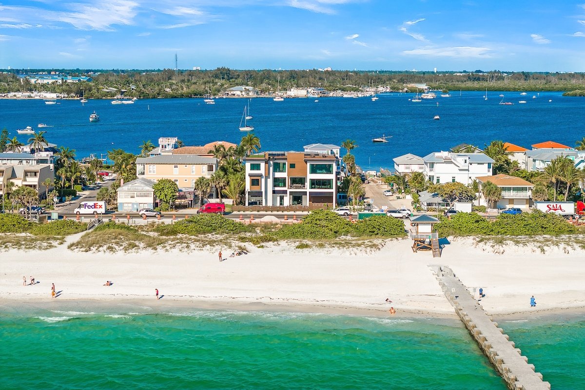 Luxury home! Pool, Bikes, Beach View – Dream State