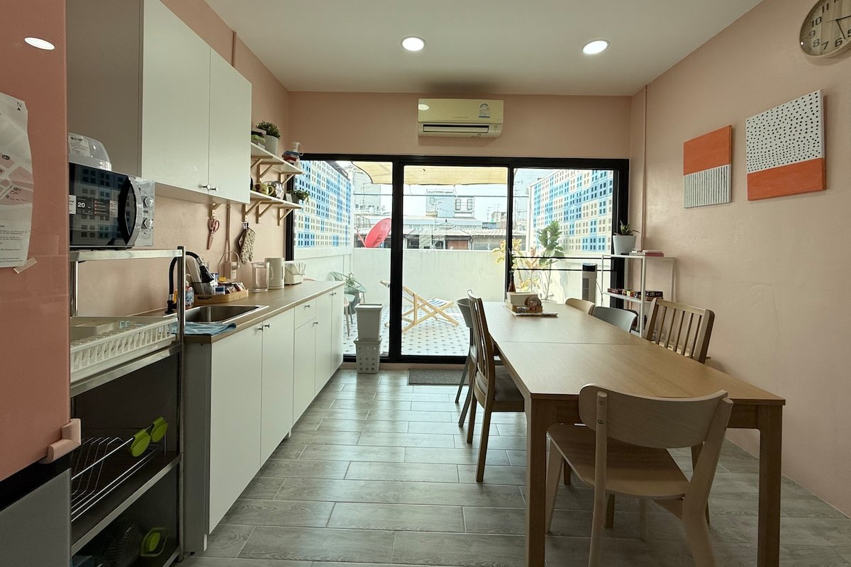 Lively & Peaceful (3BR)Home in Song Wat/Chinatown gallery image 4