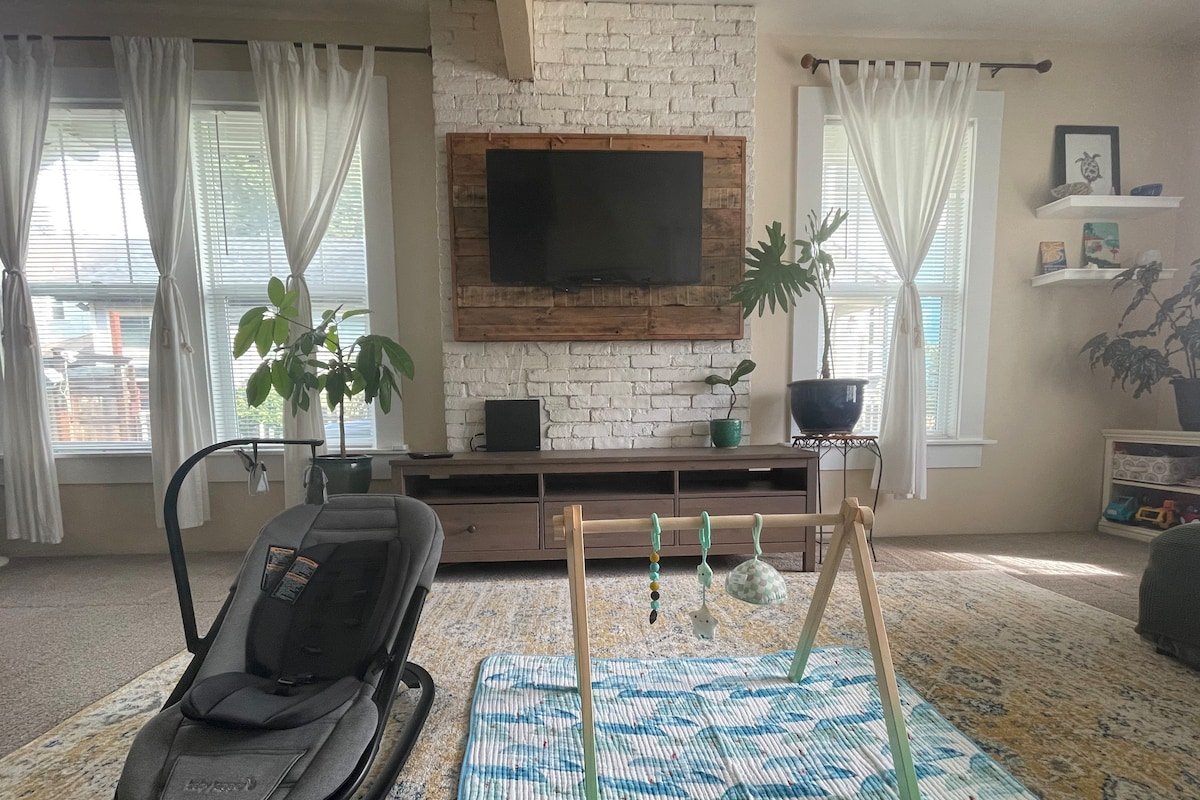 Sunlit Surf House- 4BR | Downtown | Walk to beach gallery image 2