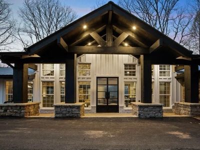 River Song- Outdoor Fireplace, Hot Tub, 1 LVL