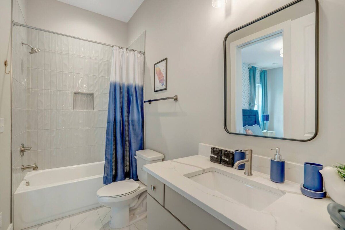 The Bluebird with skyline views gallery image 3