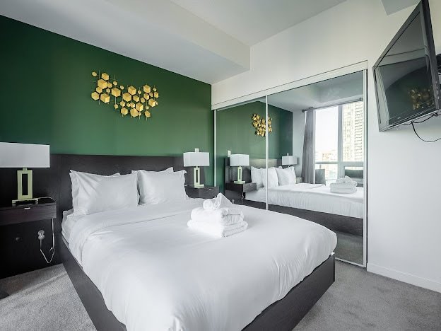 Less than*500m* to everything! DT T.O+Parking gallery image 3