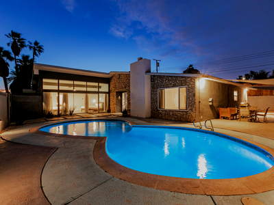 4bd Mid-Century Modern Gem w/Pool!5 mins to Strip!