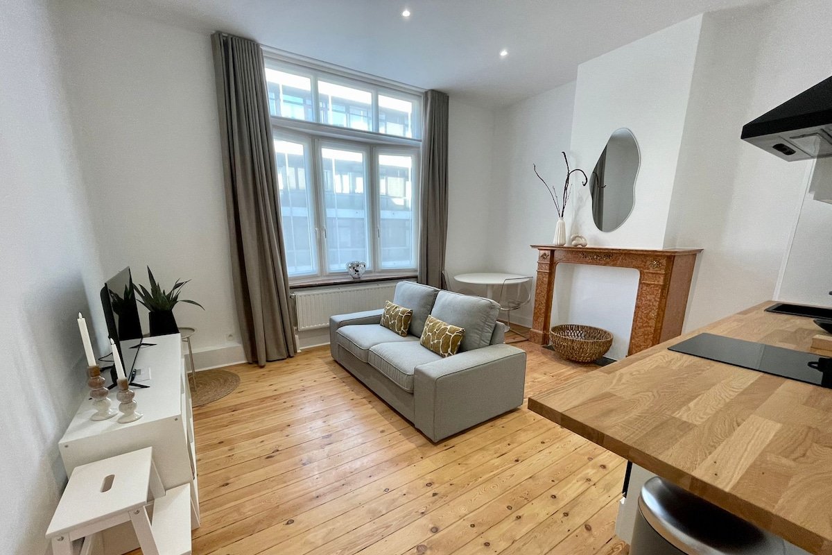 #8 Modern house in a chic area gallery image 2