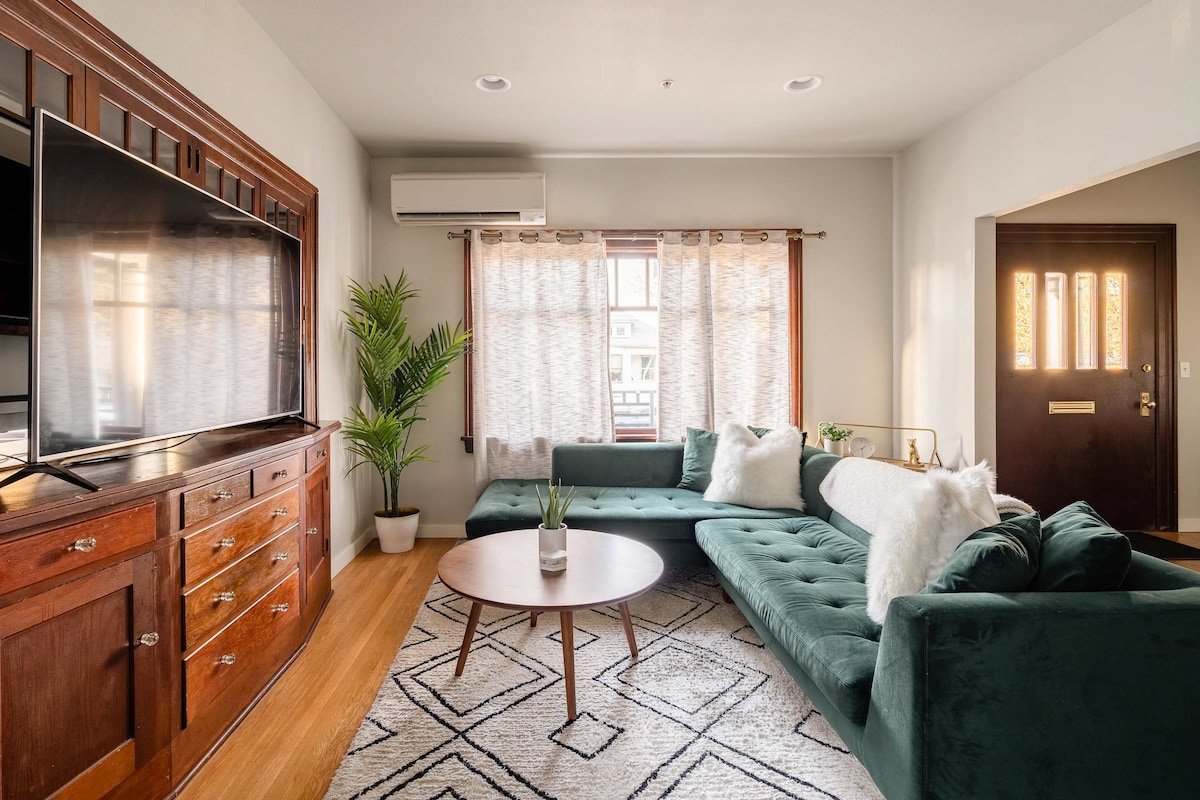 Perfect for Groups – Trendy Area – 4BR – Sleeps 8 gallery image 2