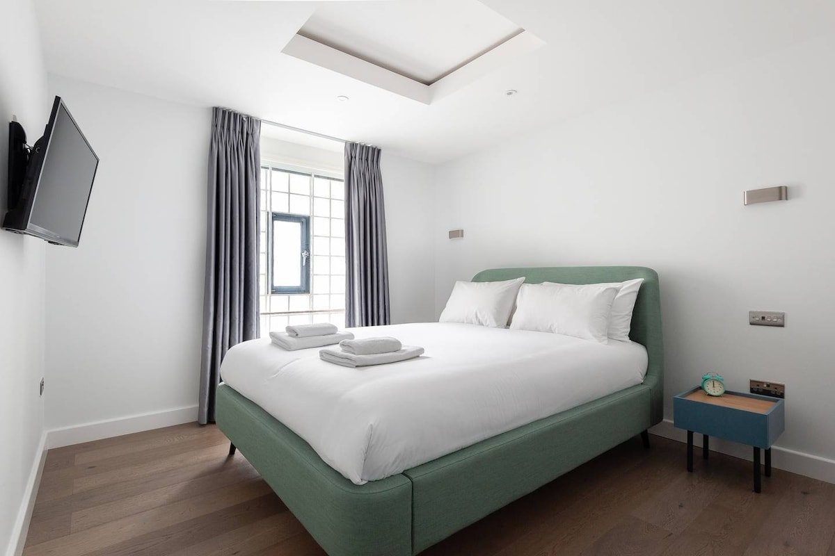 Huge Leicester Square 2BR – Netflix & AC gallery image 3