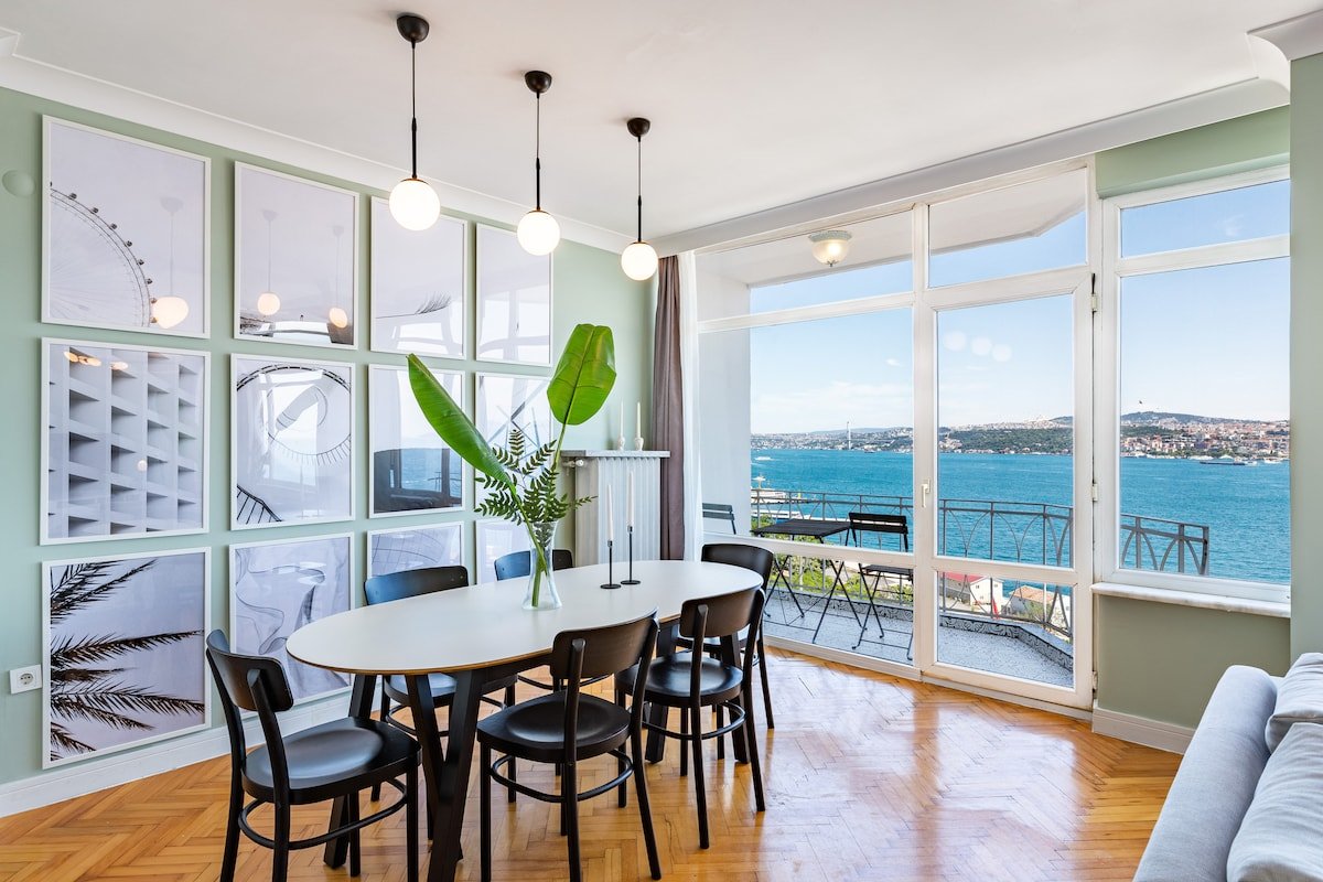 Deluxe Azure -Bosphorus viewed city center Apt. gallery image 5