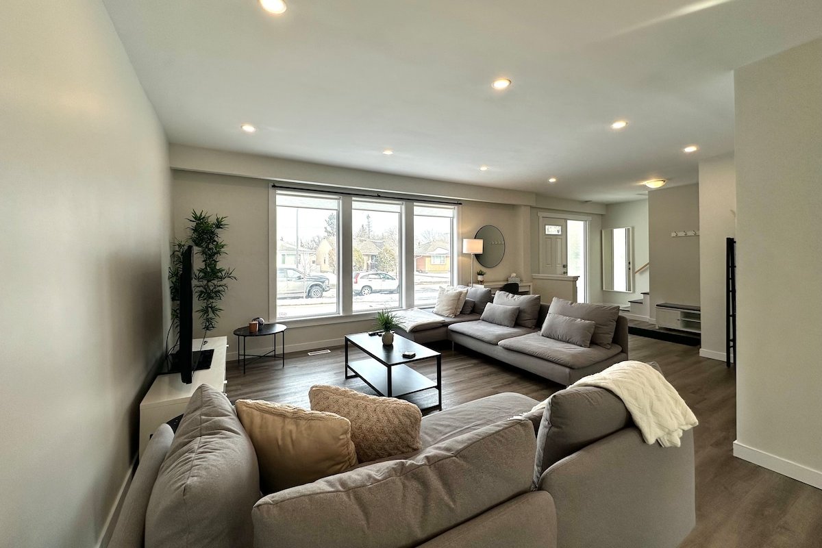 New Luxury 4 Bedroom Home (1800 sq ft) + parking gallery image 2