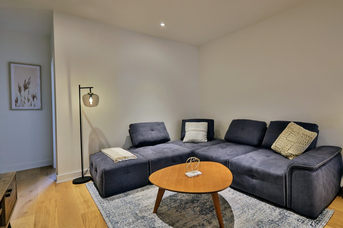 Elegant 4BR/2BA Penthouse – Stylish & Spacious