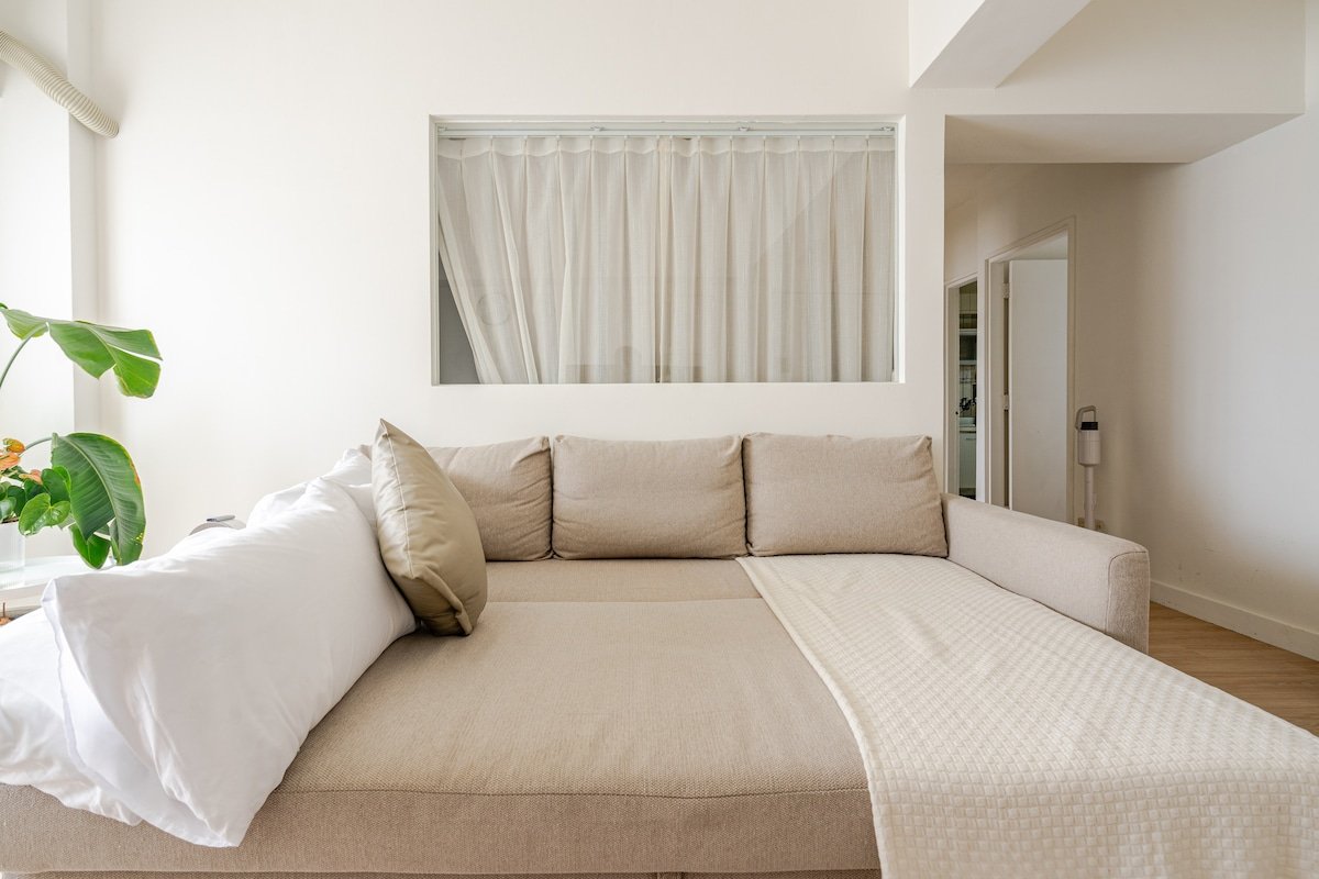 Modern 3BR Daan Park | Elevator & Family-Friendly gallery image 5