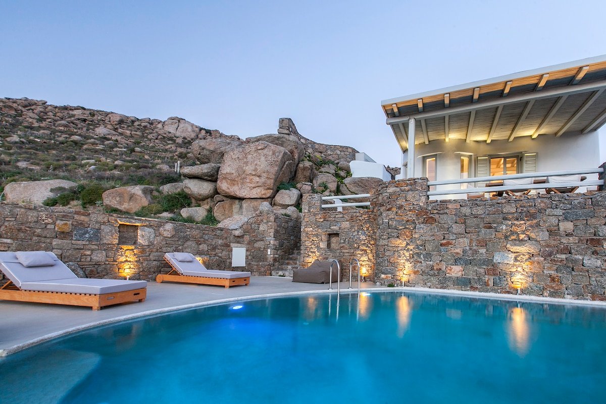 Breathtaking 6 Bed villa in Platis Gialos gallery image 2