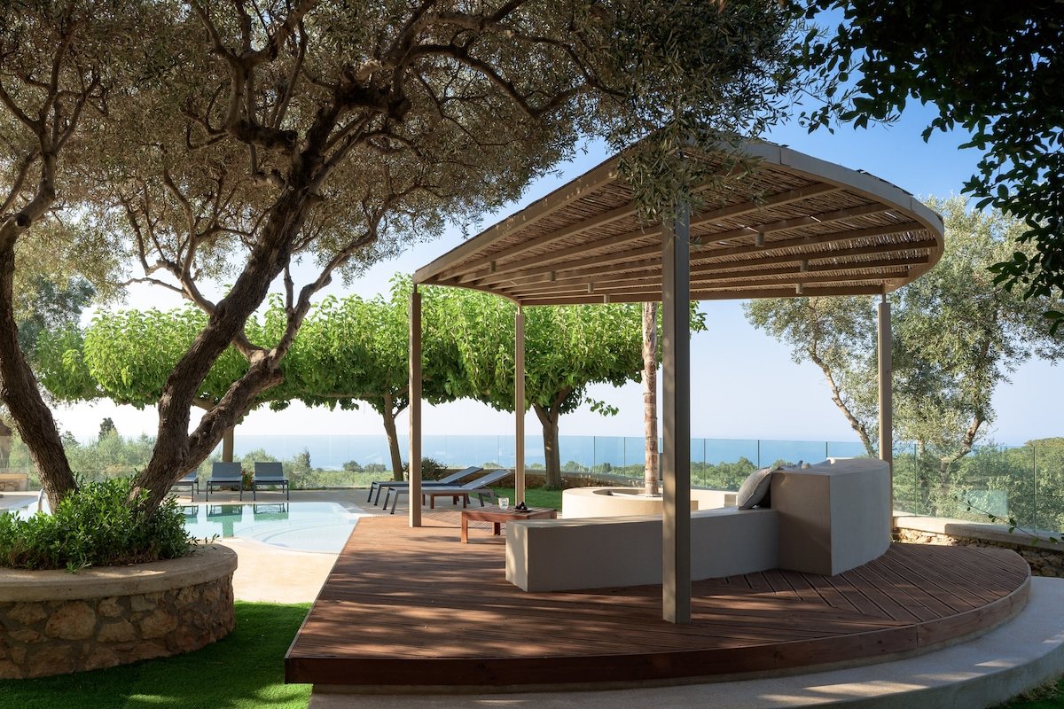 TheTree Villa, with Heated Pool & Spa Whirlpool gallery image 5