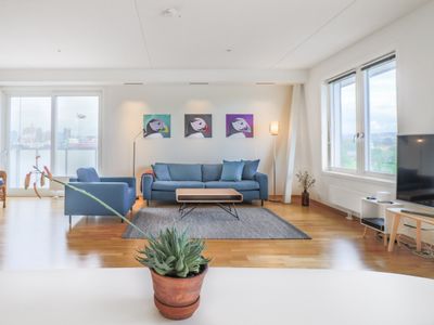 LARGE 3BR Modern Seaside Apt Near Central Station