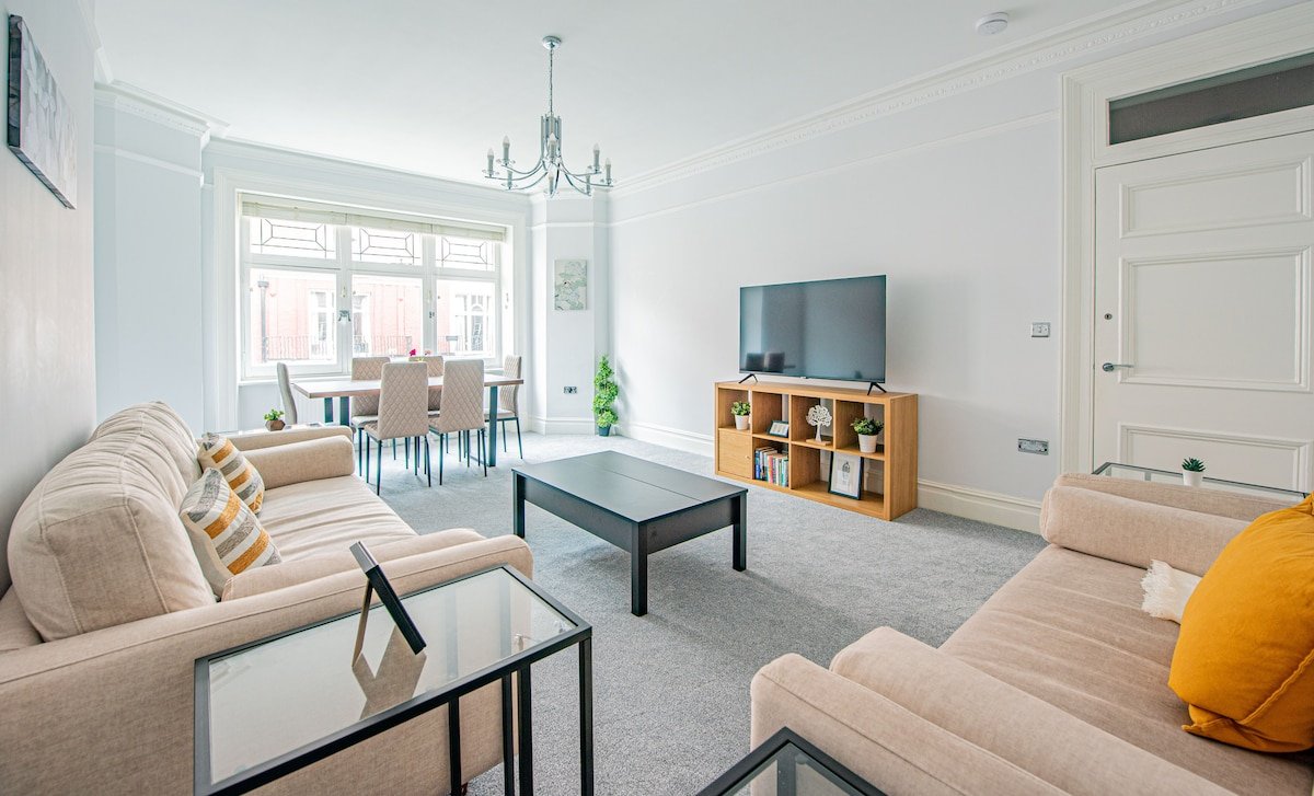 Luxury 4 Bed Flat with Pool Table and Office Space gallery image 2