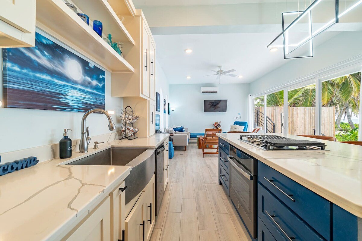 4 BR Belize Beachfront Villa w Pool, Beach & Pier gallery image 5