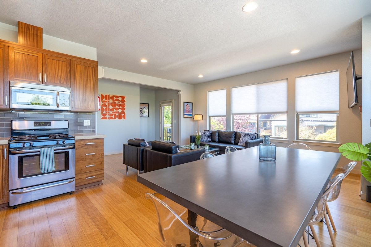 Modern 4BR home in trendy Portland neighborhood gallery image 3