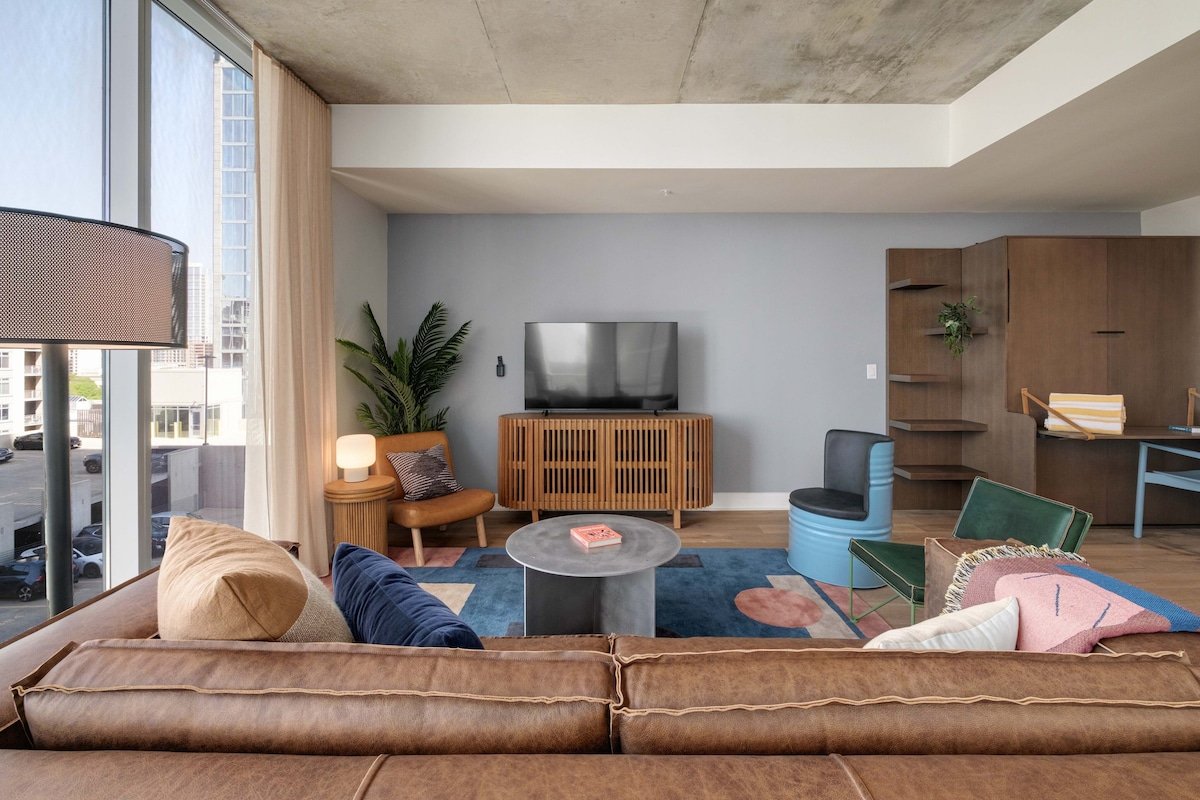 Lux Group Stay | Rooftop Pool | #1 Stay on Rainey gallery image 4